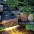 Mooie verlichte vijver waterval liekoi